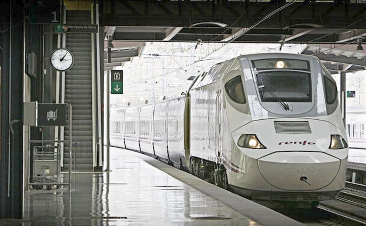 Imagen de un tren Alvia. Renfe ha apostado por servicios mínimos que garanticen el servicio a los ciudadanos. 