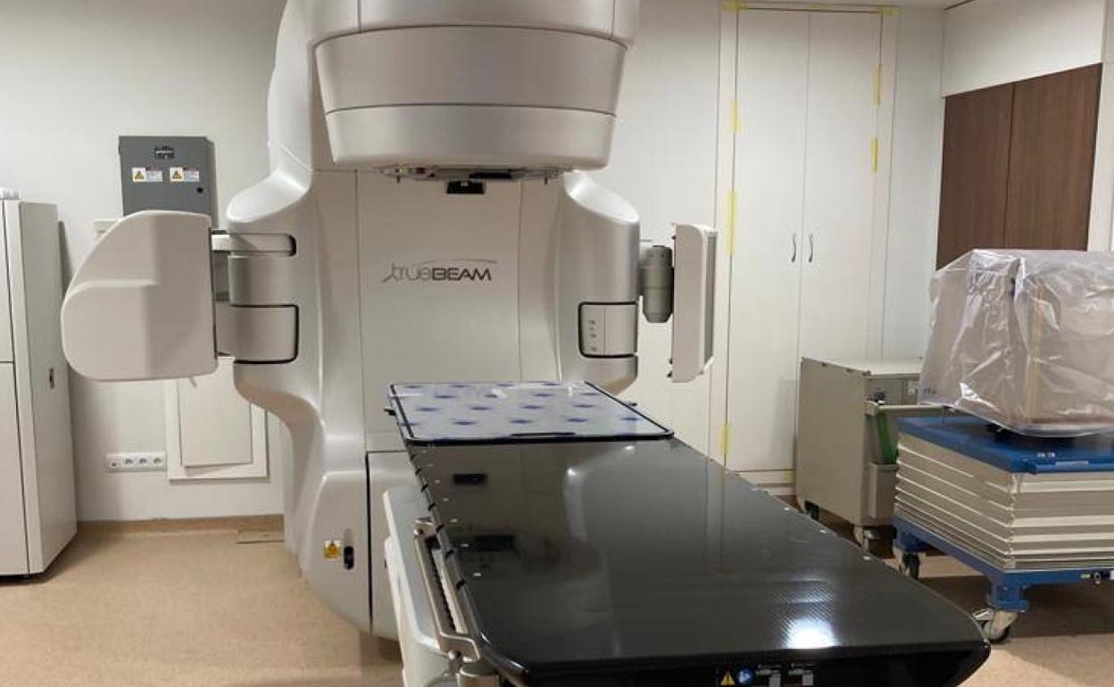 El nuevo acelerador lineal del Hospital de León ya está instalado en el búnker. 