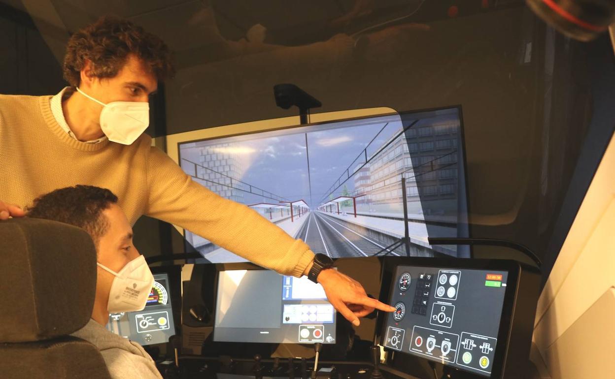 Imagen de una persona haciendo las prácticas de maquinista. 