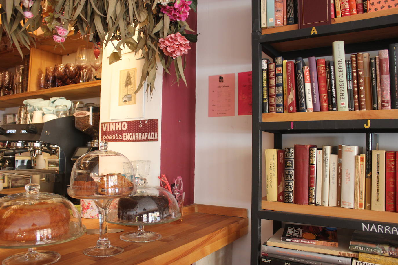 La librería mutante Tula Varona en León celebra el Día de las Librerías en su particular local con cafetería. 