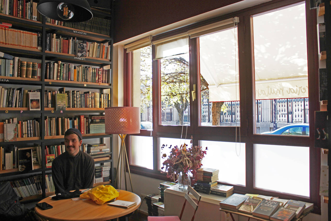 La librería mutante Tula Varona en León celebra el Día de las Librerías en su particular local con cafetería. 