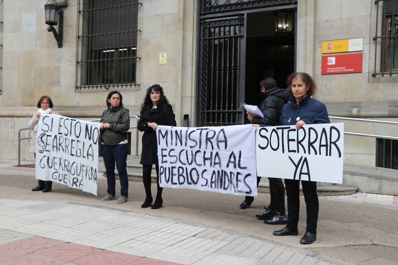 La Plataforma por el soterramiento de San Andrés del Rabanedo presenta 3.600 nuevas firmas en la Subdelegación.