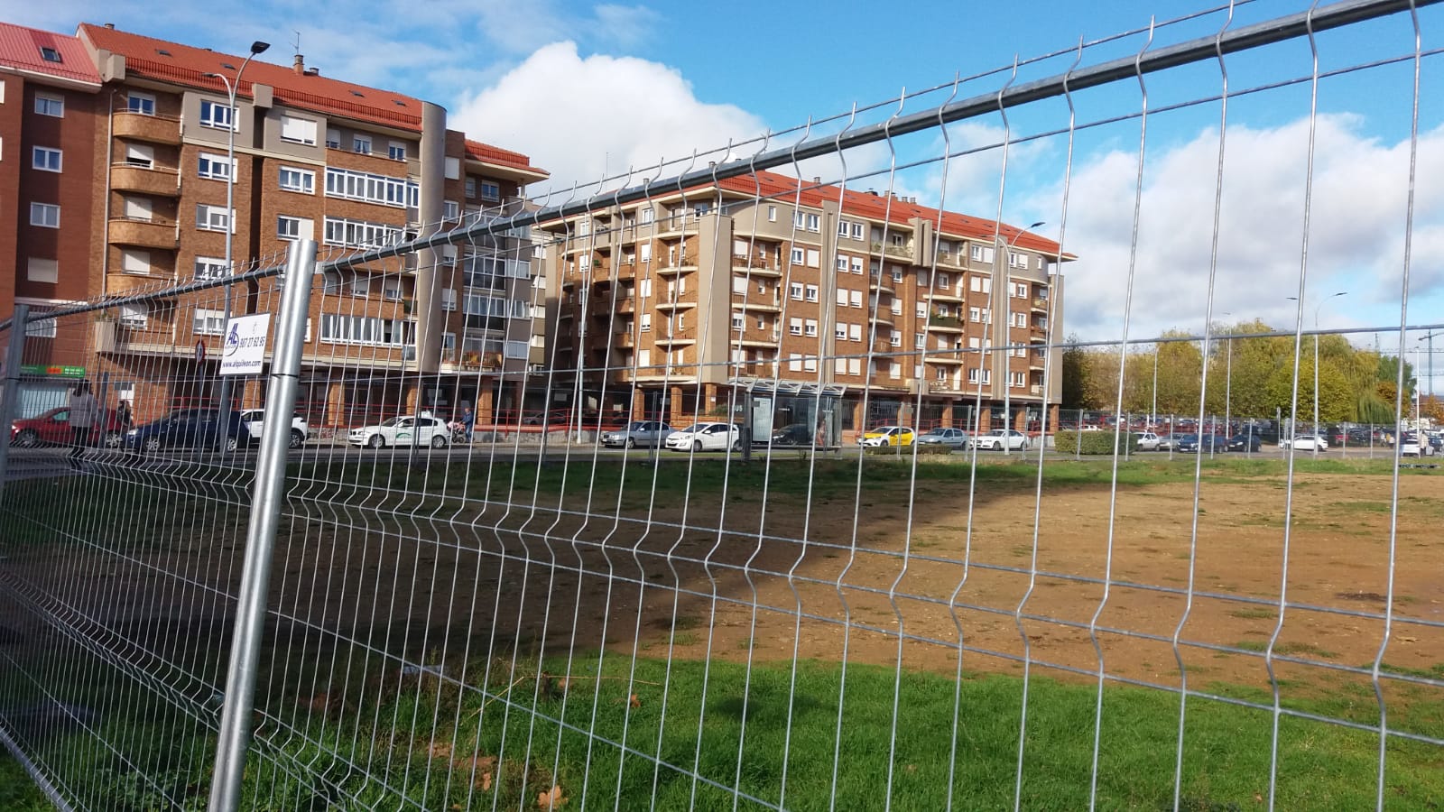 Las vallas ya cierran la parcela de 16.700 metros cuadrados que convertirá este descampado junto al Pabellón de La Torre en una nueva zona verde para la ciudad | La obra tiene un plazo de ejecució nde seis meses y cuenta con una ivnersión de 1,2 millones de euros.