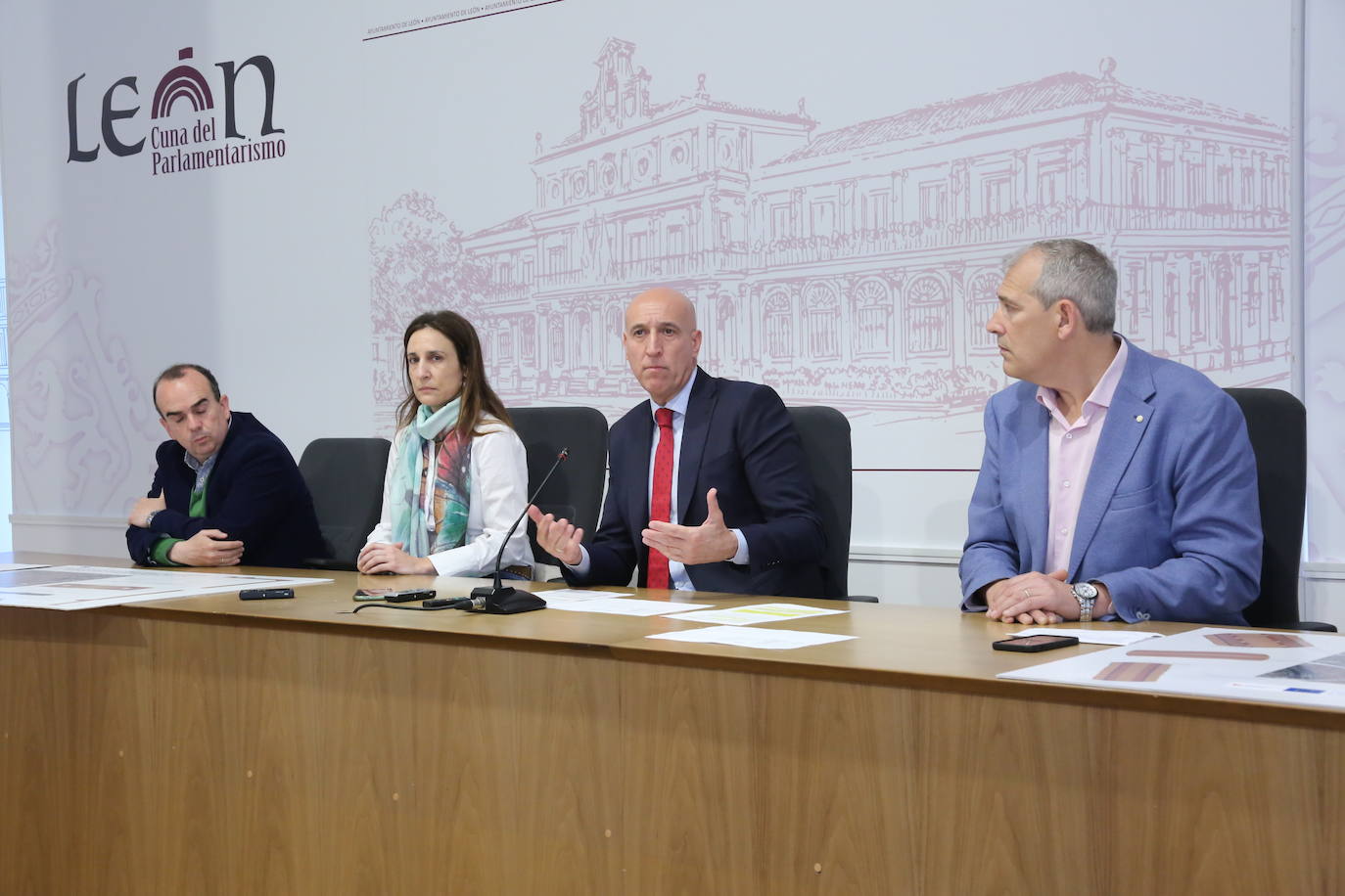 El alcalde de la capital, presentó estas actuaciones en rueda de prensa. 