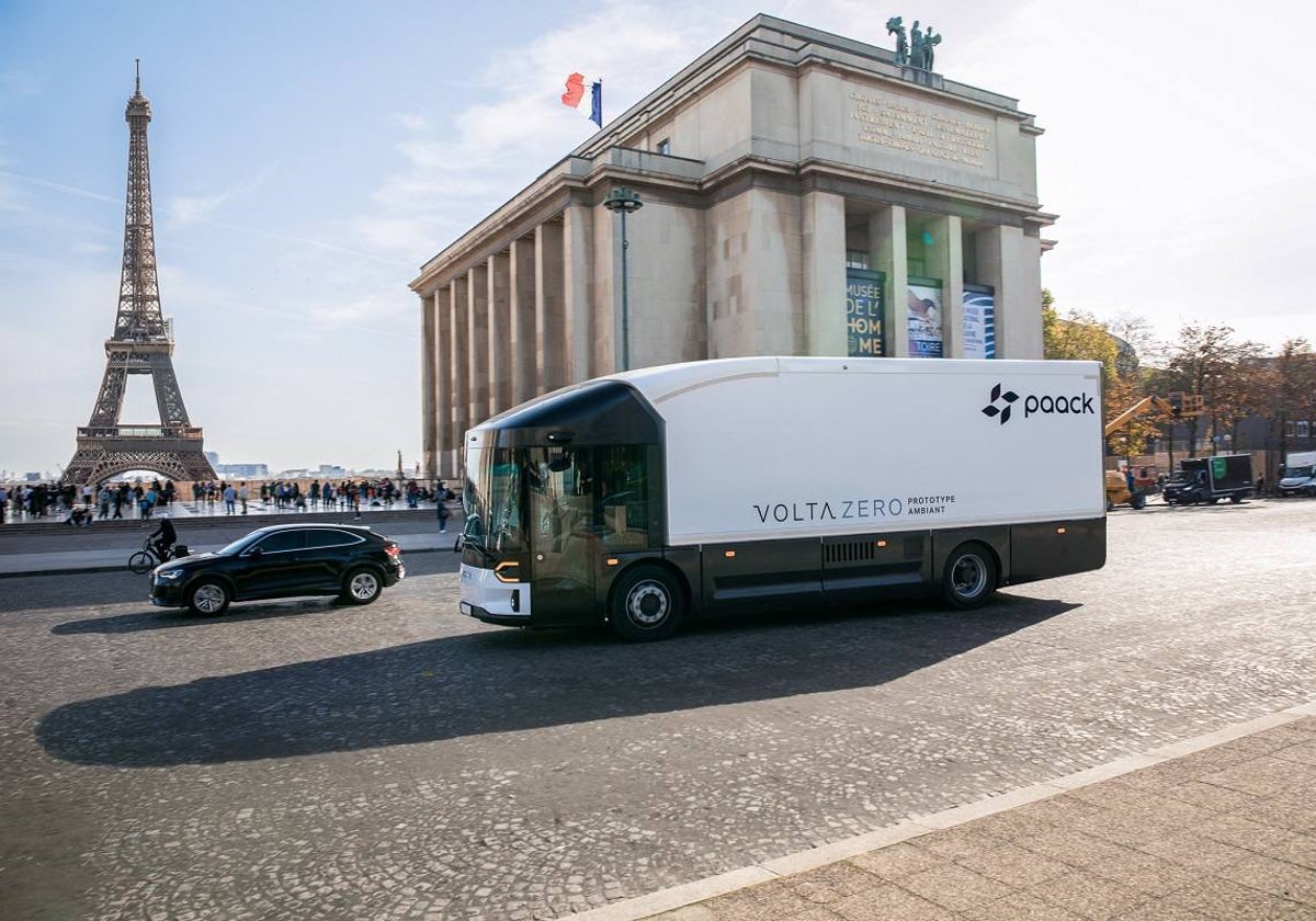 El vehículo rodando por las calles de París