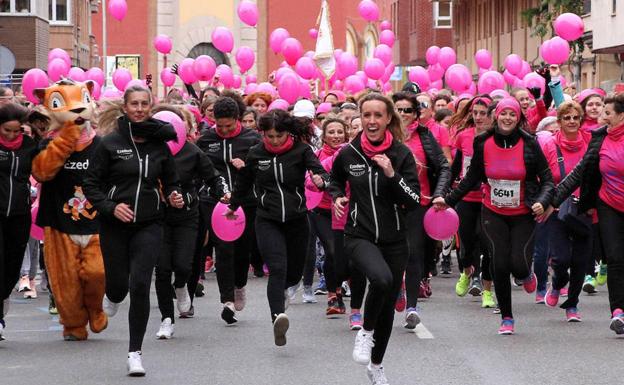 Almom recauda 30.000 euros en la VII Carrera de la Mujer.