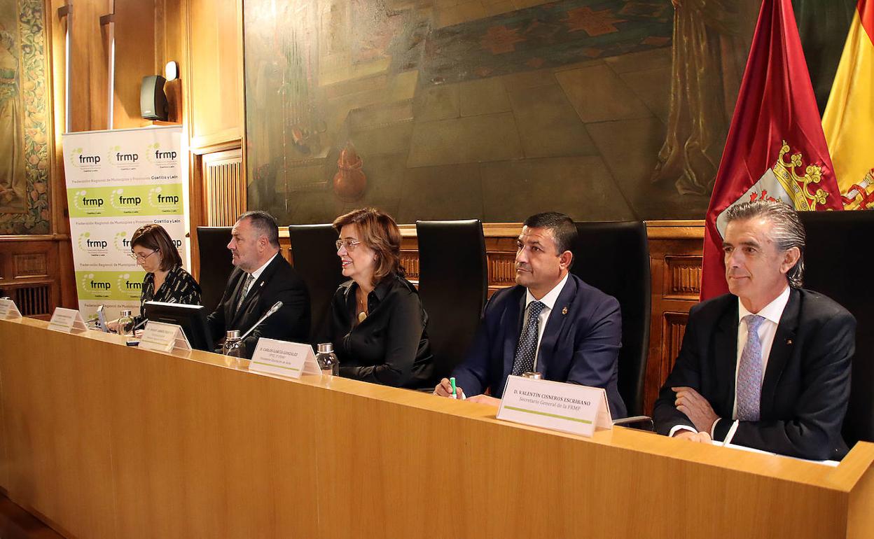 El presidente de la Diputación, Eduardo Morán preside la reunión con la presidenta de la Federación, Mª. Ángeles Armisén.