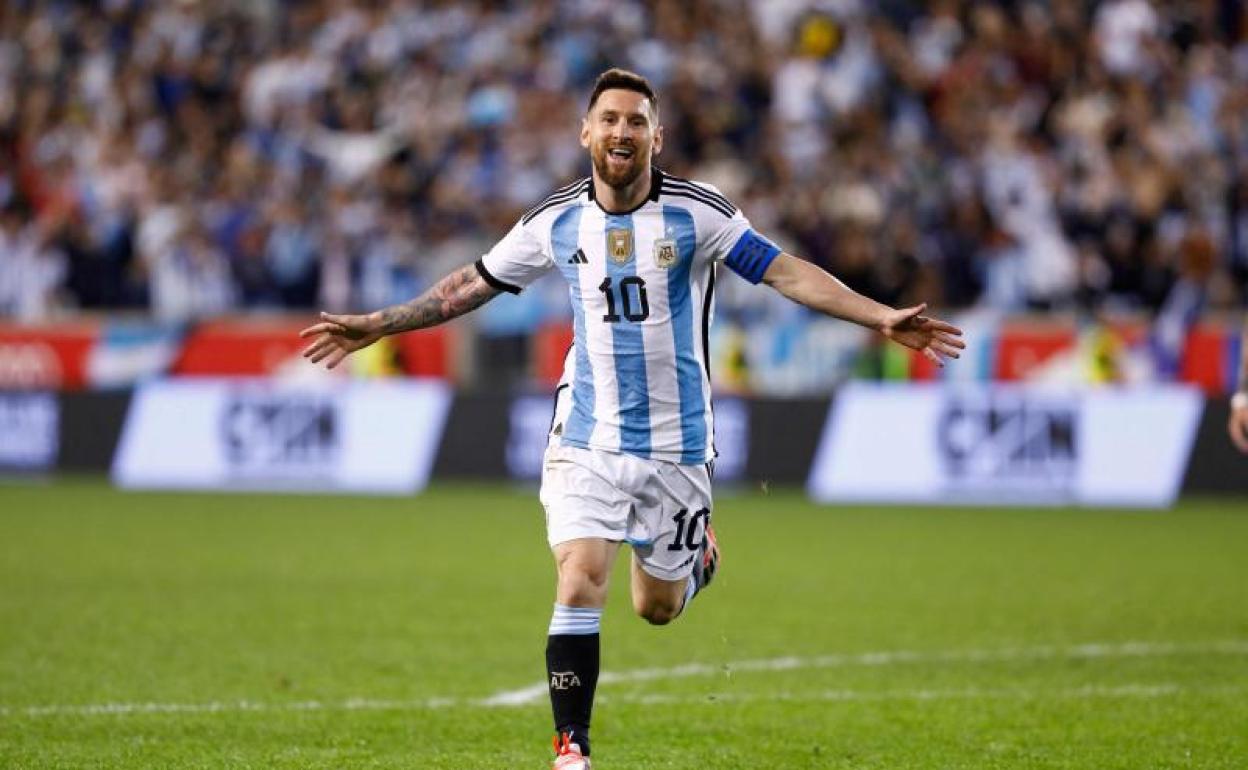 Leo Messi celebra un gol con Argentina. 