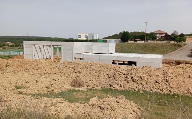 La obra del parque de bomberos de Celada permanece parada y la empresa ha retirado las casetas de obra. 