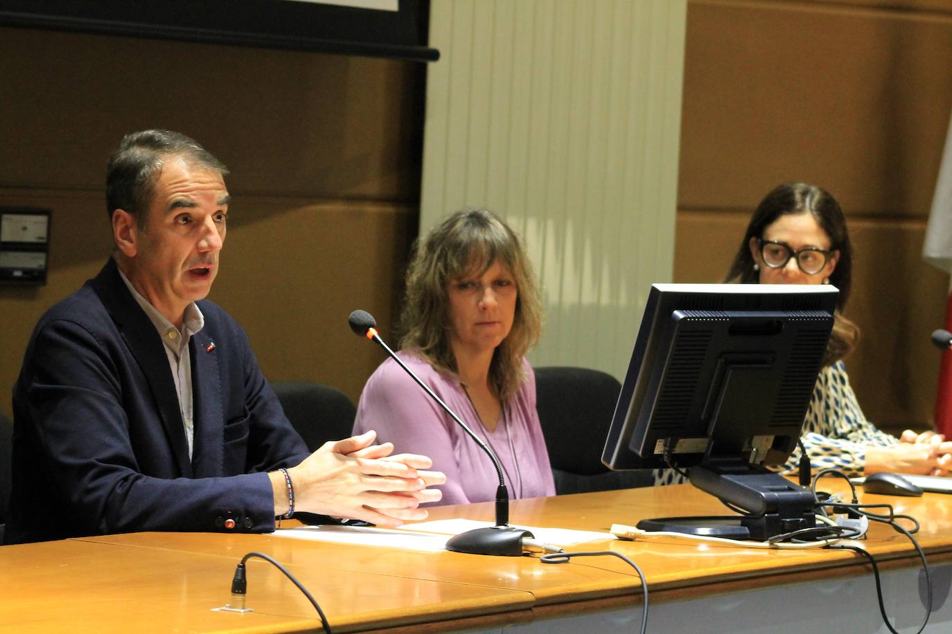 La primera de las ponencias fue impartida por Laila El Qadi, que explicó a las jóvenes que «quien no sabe comunicar podrá ordenar, pero nunca liderará un equipo»