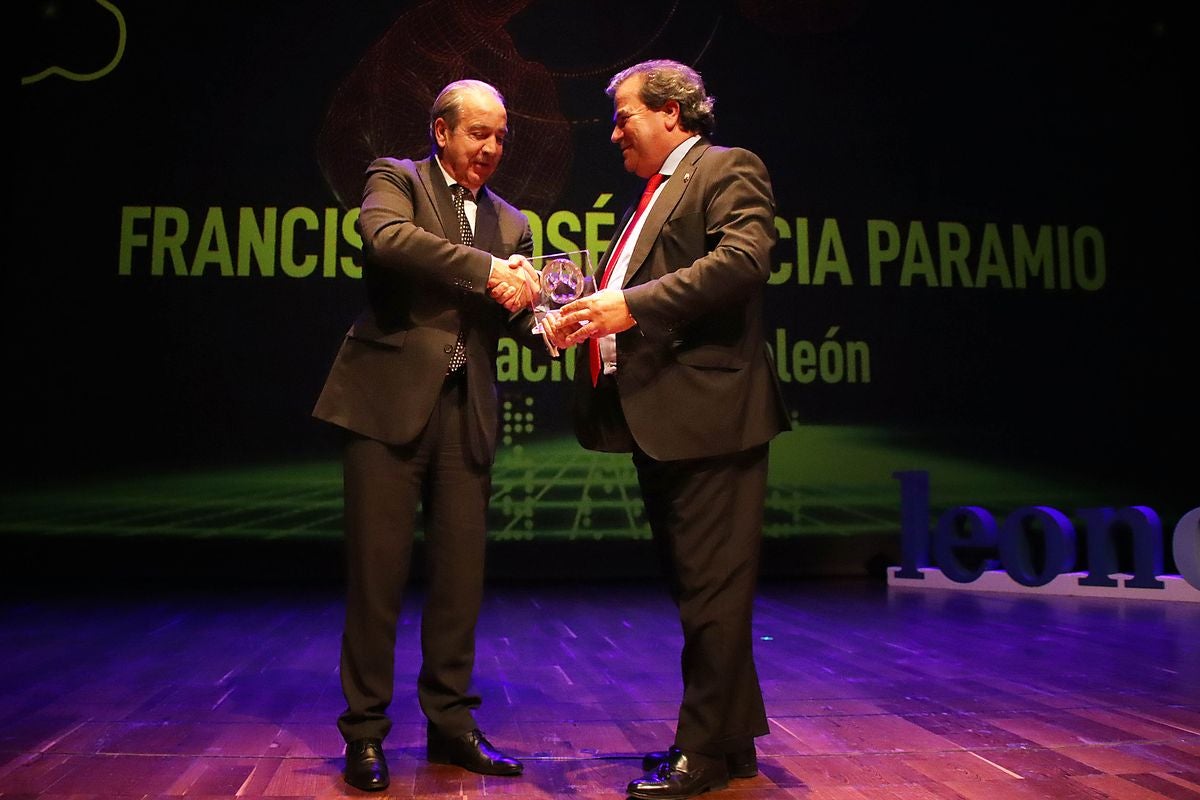 Foto de familia de todos los premiados y patrocinadores de los IX Premios Haz Huella Leonoticias