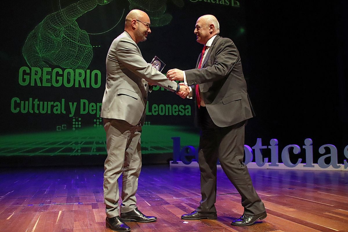 Foto de familia de todos los premiados y patrocinadores de los IX Premios Haz Huella Leonoticias