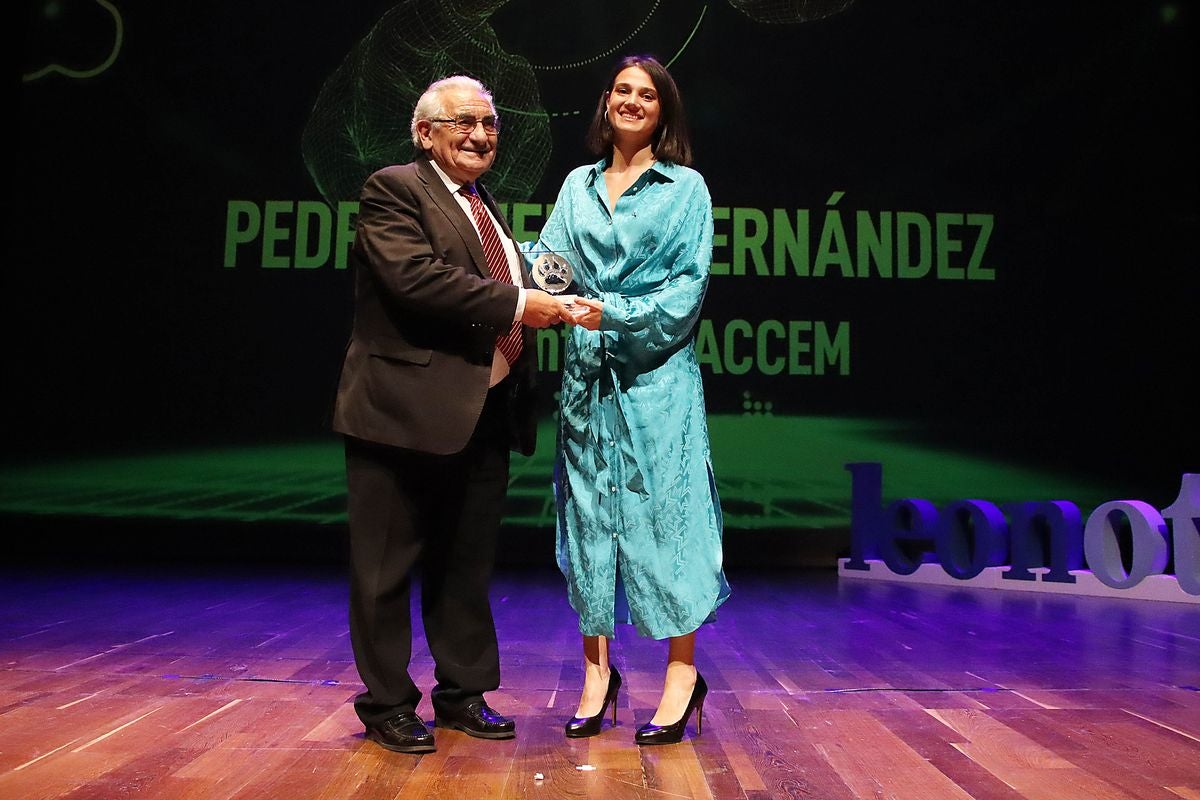 Foto de familia de todos los premiados y patrocinadores de los IX Premios Haz Huella Leonoticias