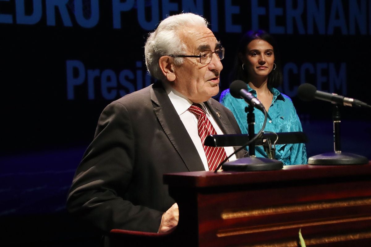 Foto de familia de todos los premiados y patrocinadores de los IX Premios Haz Huella Leonoticias