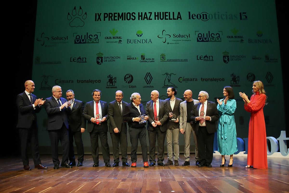 Foto de familia de todos los premiados y patrocinadores de los IX Premios Haz Huella Leonoticias