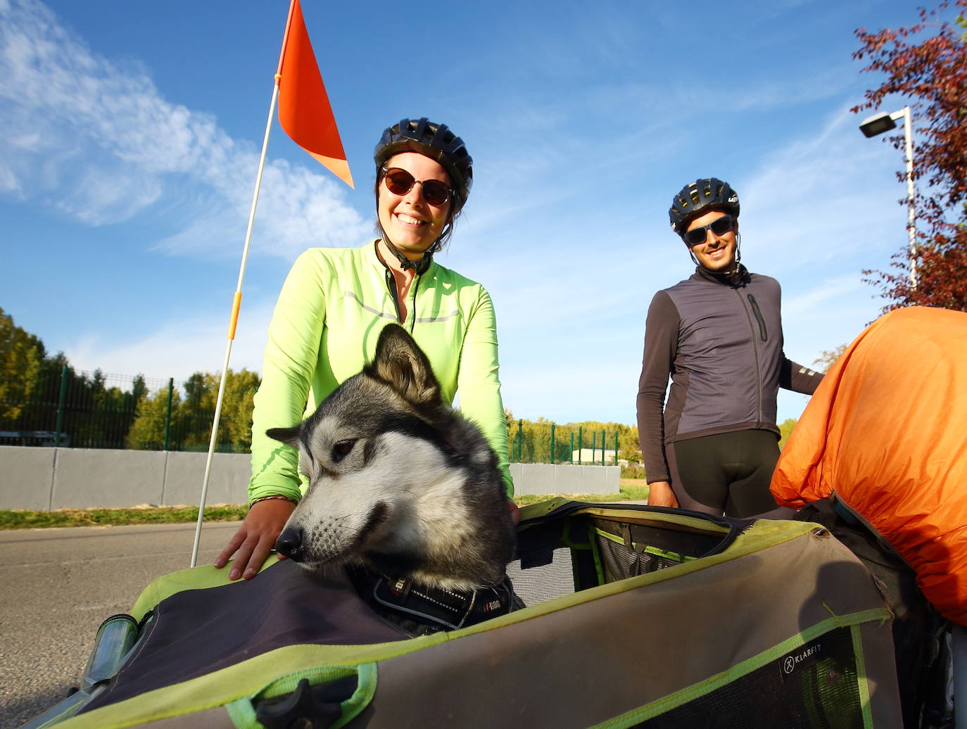 Una pareja de peregrinos franceses incluye el Camino de Santiago en su gira de dos años por Europa a lomos de sendas bicicletas y portando junto a ellos a su perra Praline.