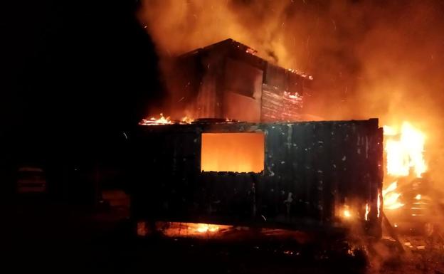 Incendio de materiales de una obra en Horta.