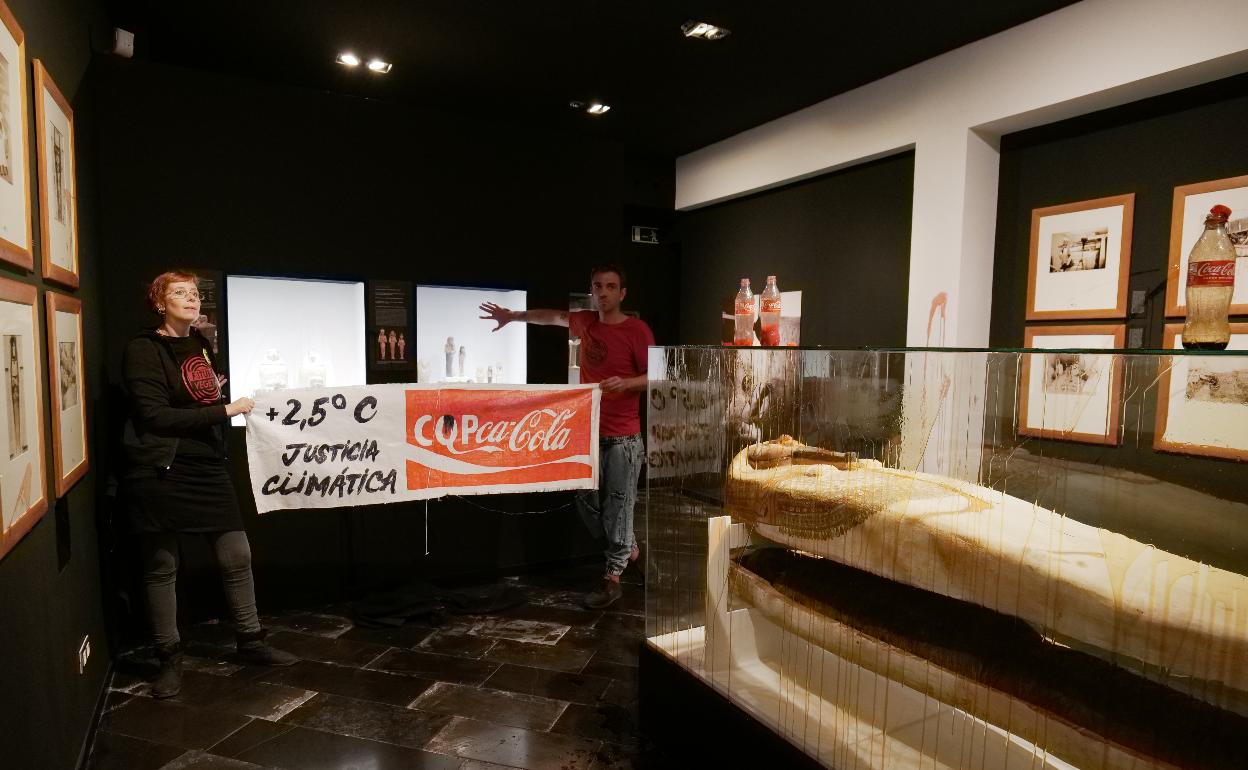 Activistas en el Museo Egipcio de Barcelona.