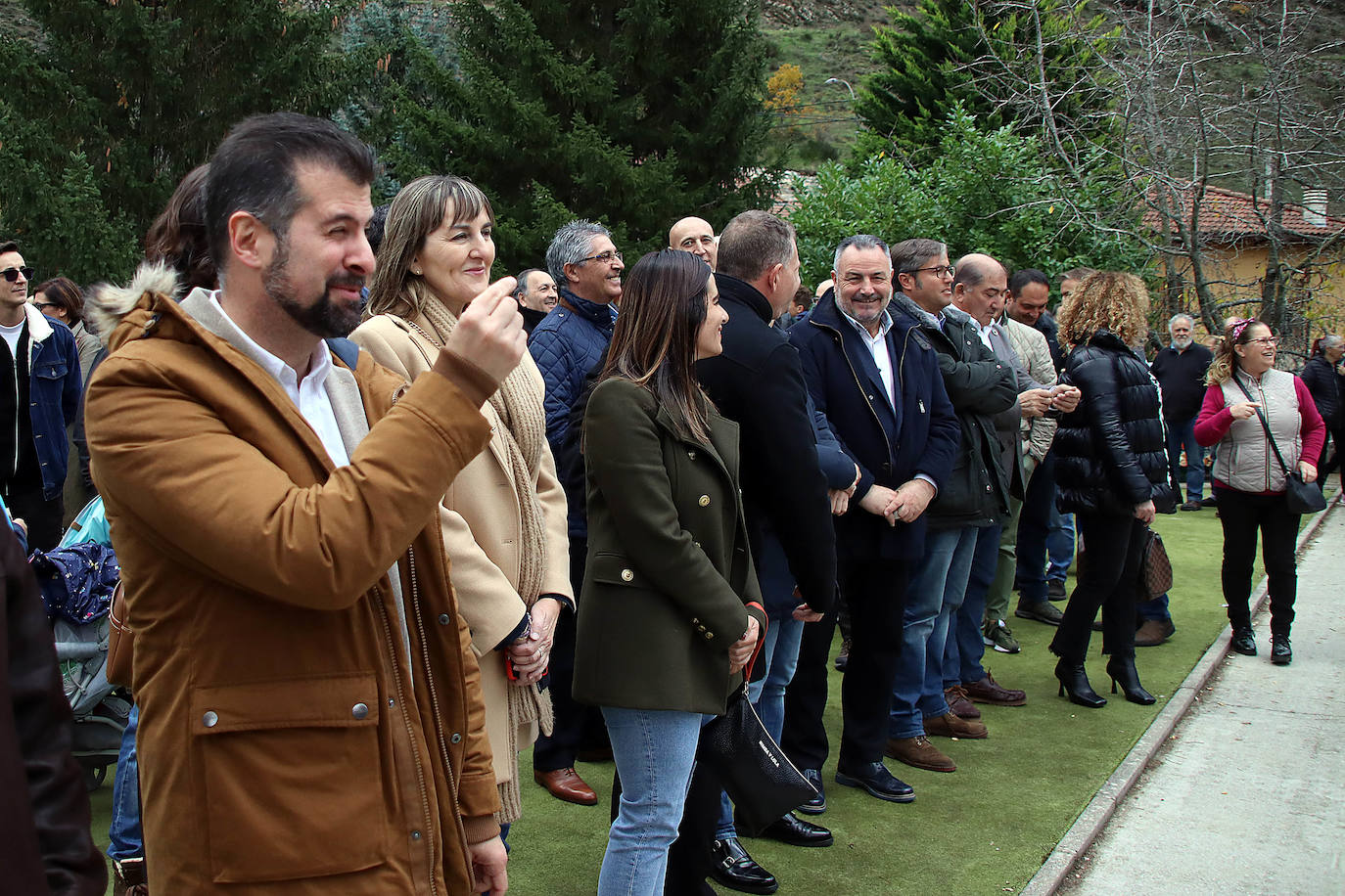 El secretario general del PSOE de Castilla y León, Luis Tudanca; el presidente de la Diputación de León, Eduardo Morán; el secretario provincial Javier Cendón y el alcalde Octavio González asisten a la XXXI Feria de la cecina de Vegacervera