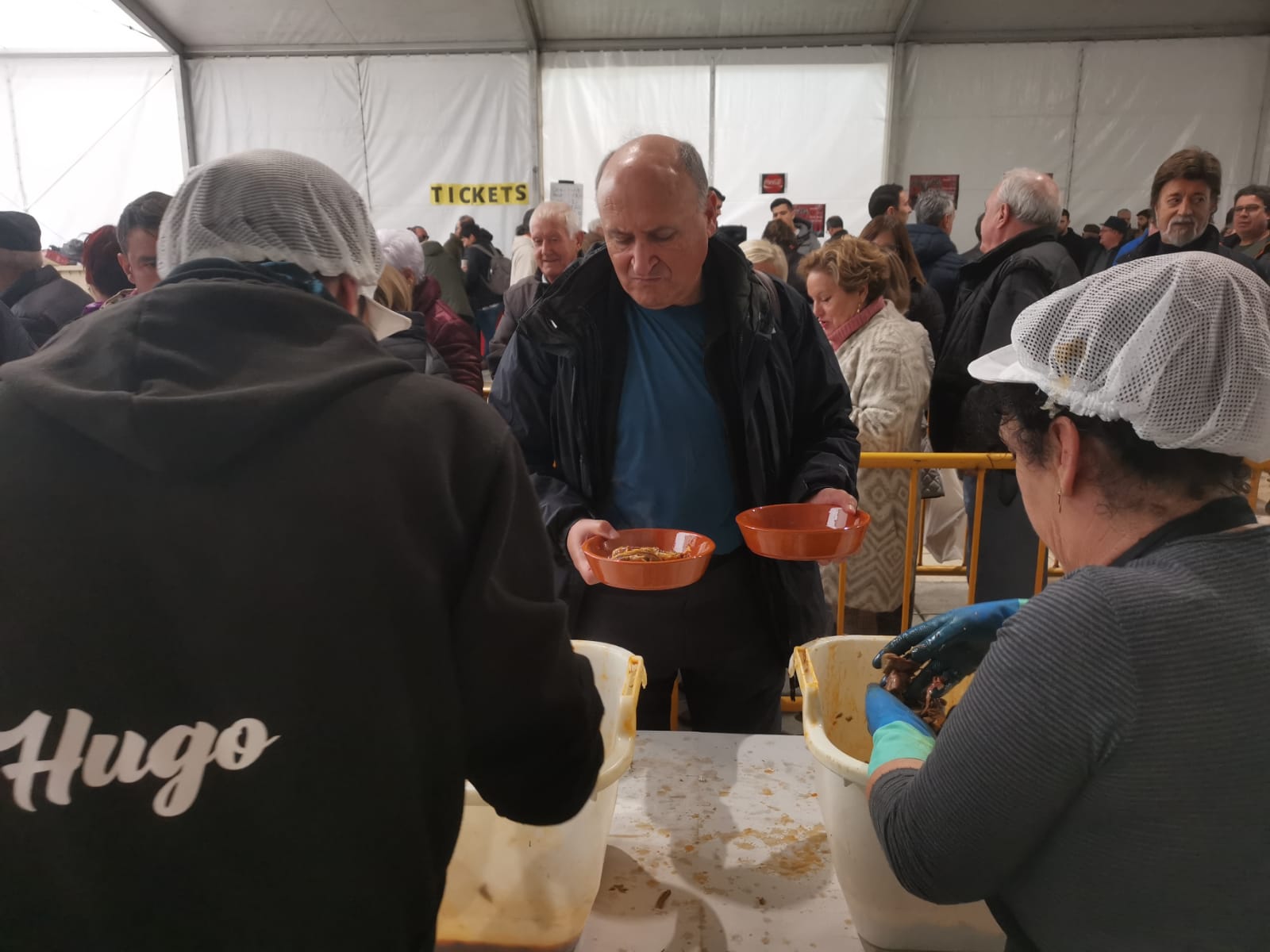 Más de 2.500 raciones se han repartido en la mañana de este domingo en Vegacervera