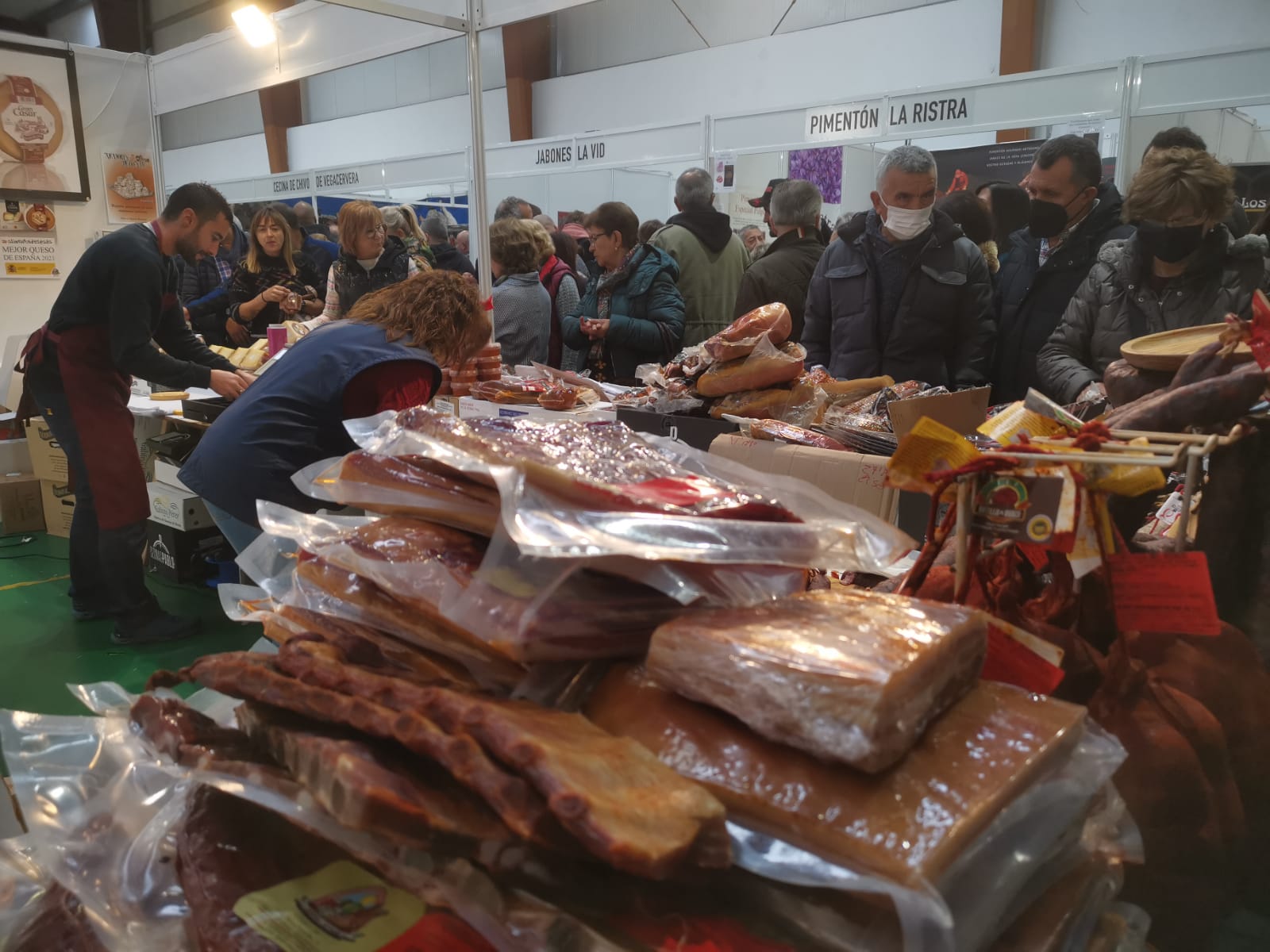 Más de 2.500 raciones se han repartido en la mañana de este domingo en Vegacervera