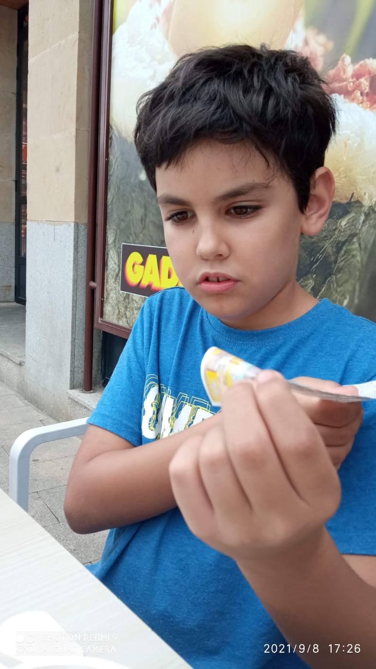 Adam, el niño leonés con autismo, que tiene que pasar por quirófano cada vez que necesita ir al dentista.