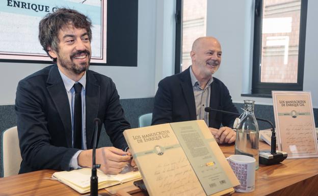 Galería. El diputado de Cultura, Pablo López Presa y el director de la Biblioteca Enrique Gil, Valentín Carrera, durante la presentación del libro 'Manuscritos inéditos de Enrique Gil'