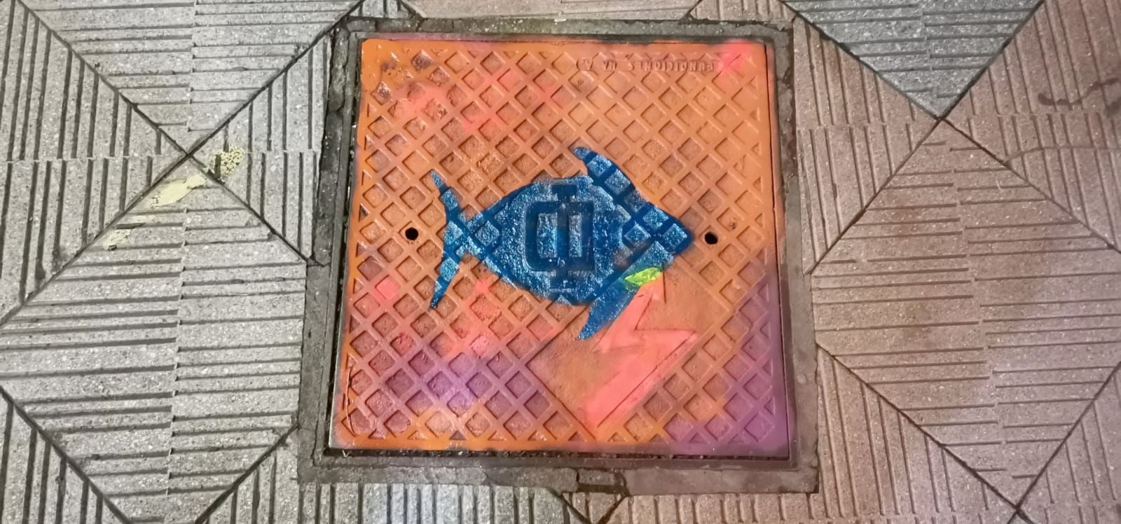 Una iniciativa de artes plásticas sirve para acometer la pintura de las alcantarillas de la ciudad | «Gran parte de lo que acaba en las alcantarillas, puede llegar hasta el mar, y contaminarlo», recuerdan los impulsores de la iniciativa. 