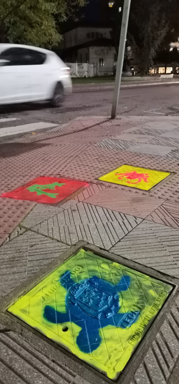 Una iniciativa de artes plásticas sirve para acometer la pintura de las alcantarillas de la ciudad | «Gran parte de lo que acaba en las alcantarillas, puede llegar hasta el mar, y contaminarlo», recuerdan los impulsores de la iniciativa. 