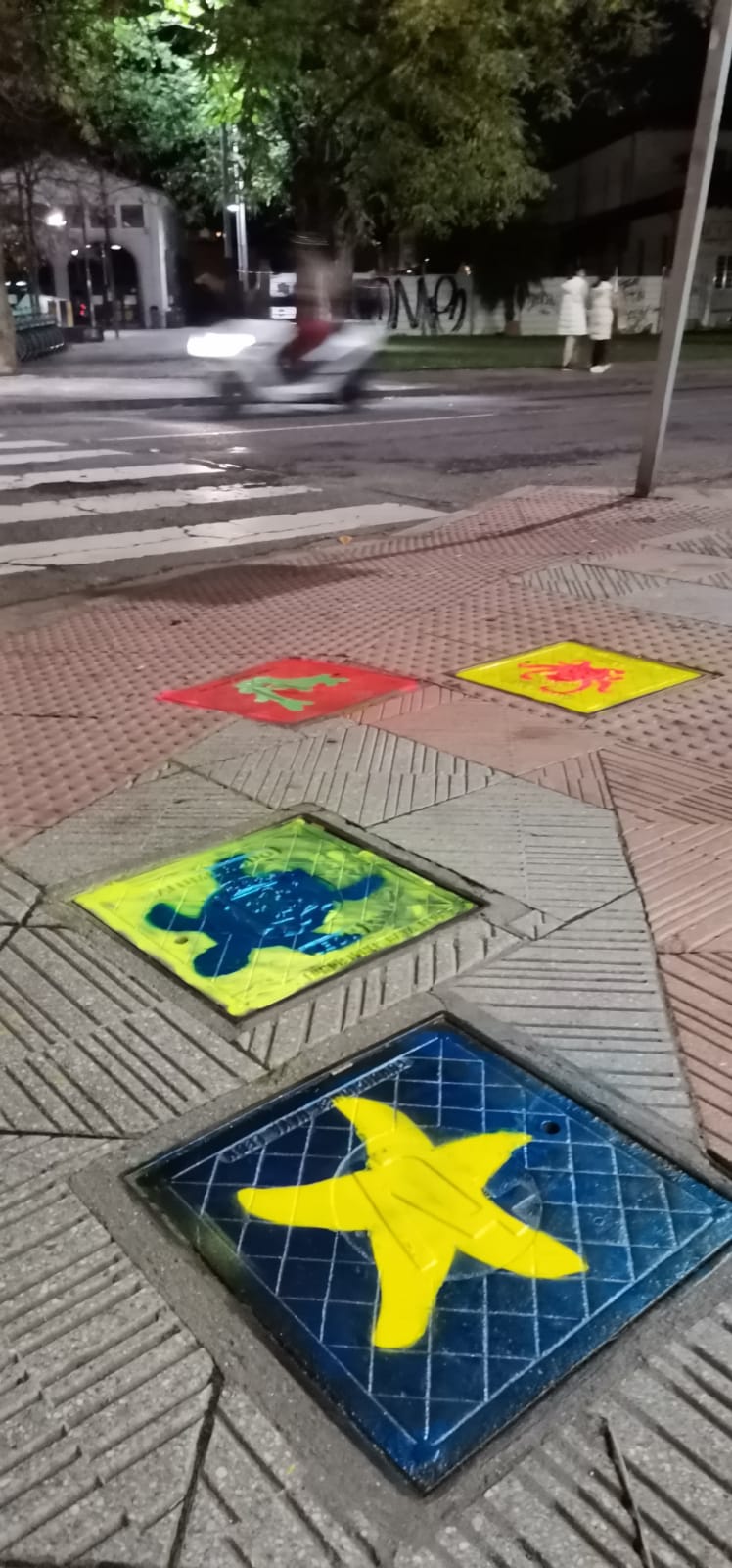 Una iniciativa de artes plásticas sirve para acometer la pintura de las alcantarillas de la ciudad | «Gran parte de lo que acaba en las alcantarillas, puede llegar hasta el mar, y contaminarlo», recuerdan los impulsores de la iniciativa. 