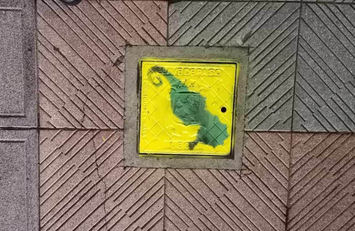 Una iniciativa de artes plásticas sirve para acometer la pintura de las alcantarillas de la ciudad | «Gran parte de lo que acaba en las alcantarillas, puede llegar hasta el mar, y contaminarlo», recuerdan los impulsores de la iniciativa. 