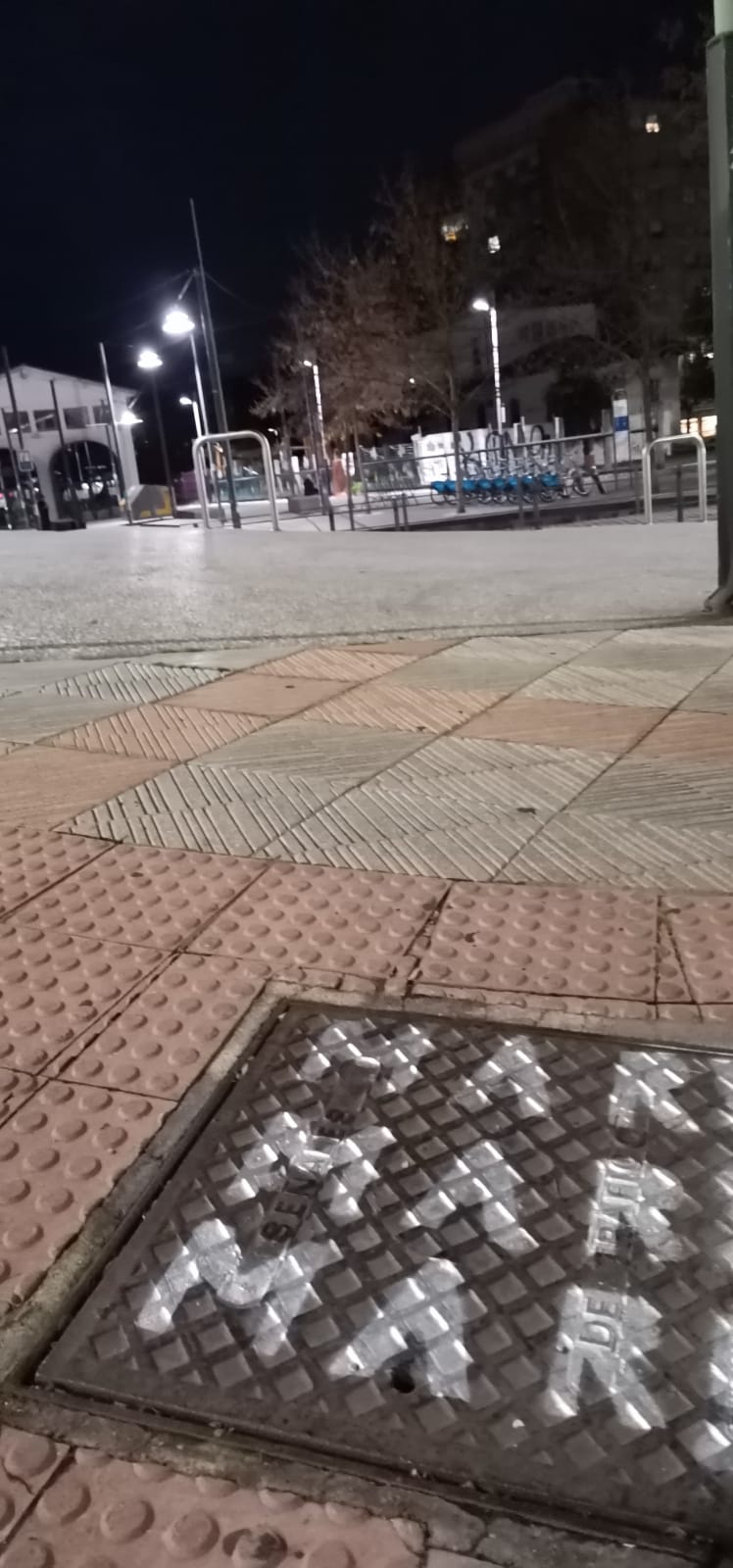 Una iniciativa de artes plásticas sirve para acometer la pintura de las alcantarillas de la ciudad | «Gran parte de lo que acaba en las alcantarillas, puede llegar hasta el mar, y contaminarlo», recuerdan los impulsores de la iniciativa. 