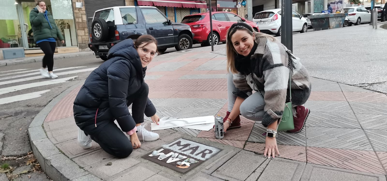 Una iniciativa de artes plásticas sirve para acometer la pintura de las alcantarillas de la ciudad | «Gran parte de lo que acaba en las alcantarillas, puede llegar hasta el mar, y contaminarlo», recuerdan los impulsores de la iniciativa. 