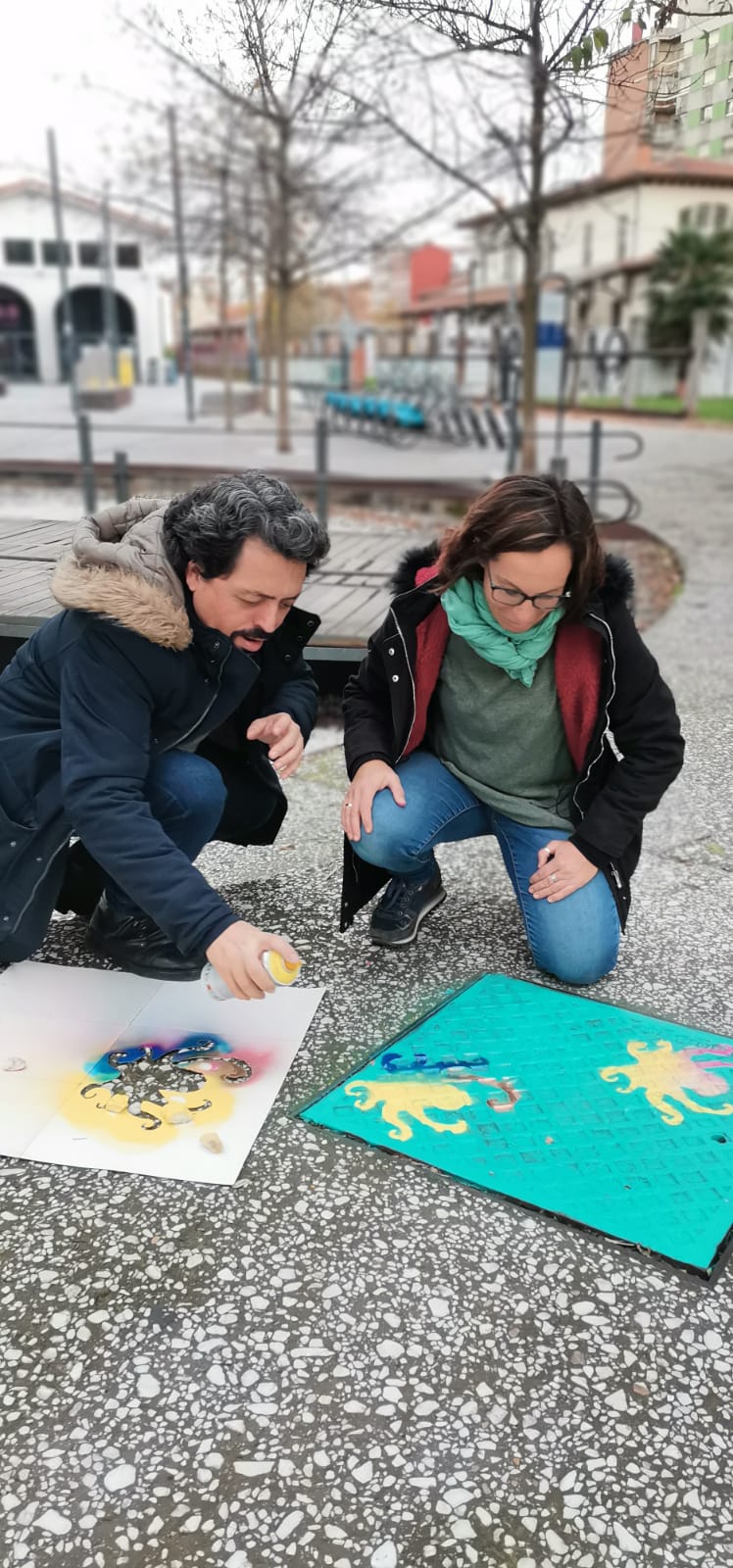 Una iniciativa de artes plásticas sirve para acometer la pintura de las alcantarillas de la ciudad | «Gran parte de lo que acaba en las alcantarillas, puede llegar hasta el mar, y contaminarlo», recuerdan los impulsores de la iniciativa. 