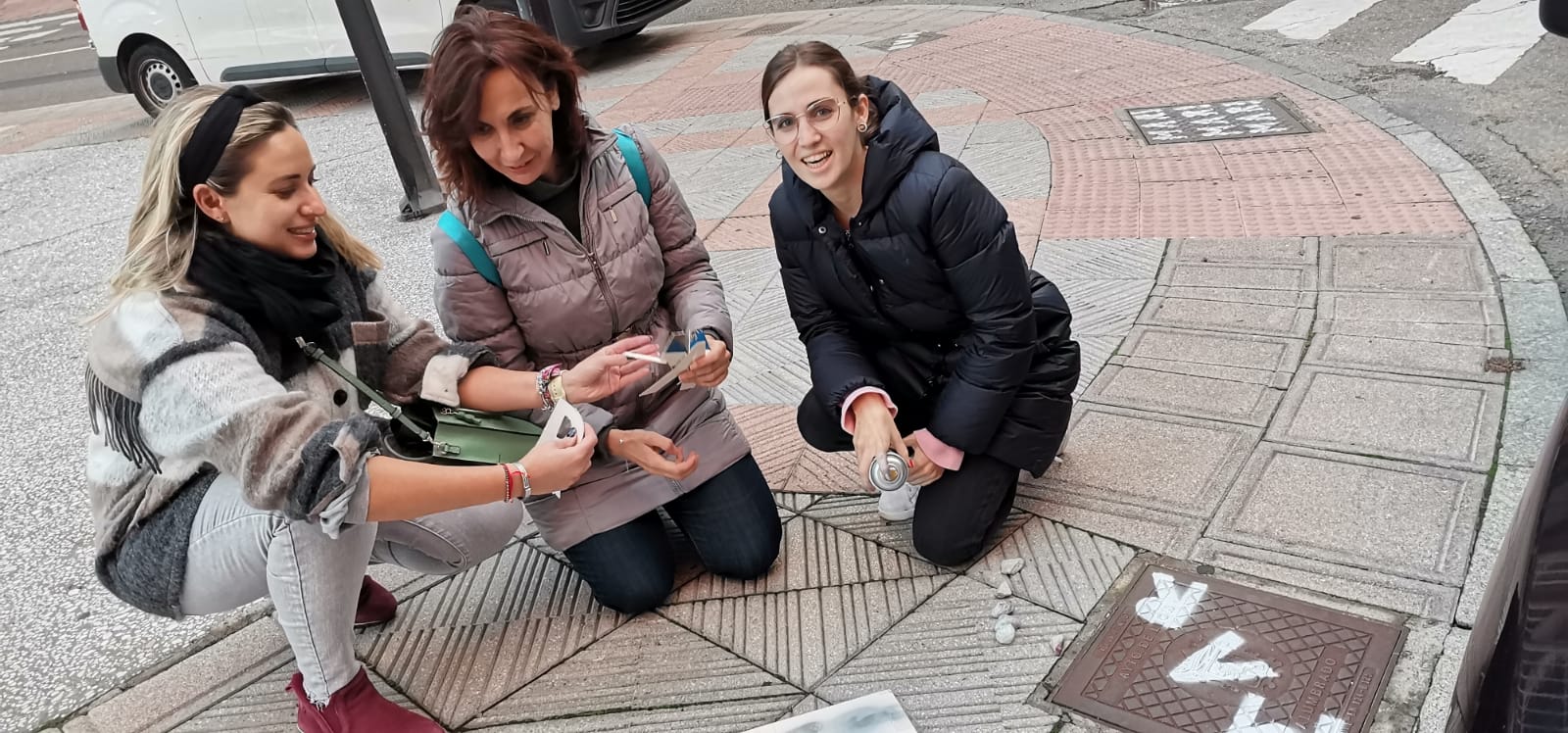 Una iniciativa de artes plásticas sirve para acometer la pintura de las alcantarillas de la ciudad | «Gran parte de lo que acaba en las alcantarillas, puede llegar hasta el mar, y contaminarlo», recuerdan los impulsores de la iniciativa. 