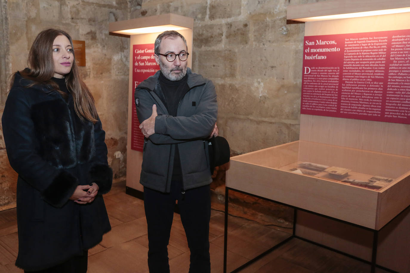 Imagen. La delegada territorial de la Junta, Ester Muñoz, inaugura la exposición temporal 'Cástor González y el campo de concentración de San Marcos de León. Junto a ella, el director del museo, Luis Grau