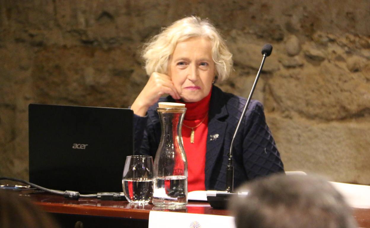 La conferenciante María Jesús García Armesto ofrece una charla en el Palacio del Conde Luna.