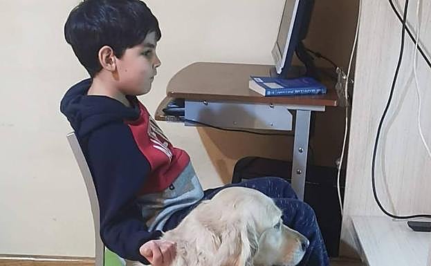 Galería. Adam es un niño leonés «con autismo y problemas bucodentales».