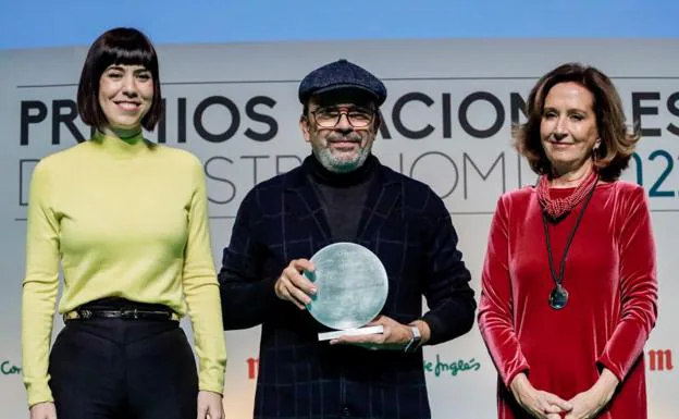 La ministra de Ciencia e Innovación, Diana Morant,, Jesús Sánchez, y la presidenta de la Academia de Gastronomía, Lourdes Plana Bellido.