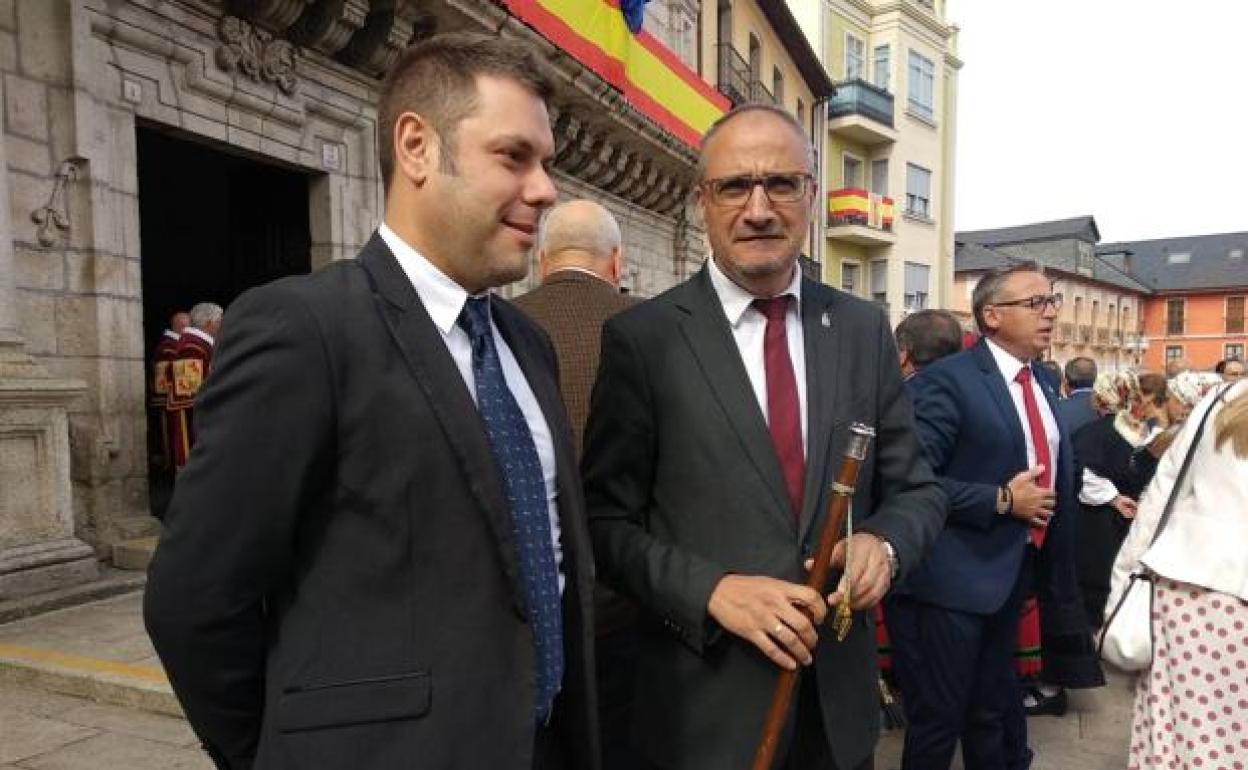 El alcalde de Ponferrada, Olegario Ramón, junto al portavoz municipal de CB, Iván Alonso. 