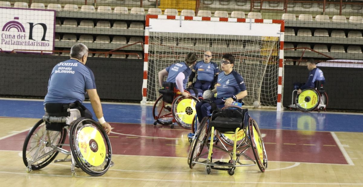 La selección nacional de balonmano en silla de ruedas finaliza su concentración en León antes de acudir al Mundial de Portugal que empieza el viernes