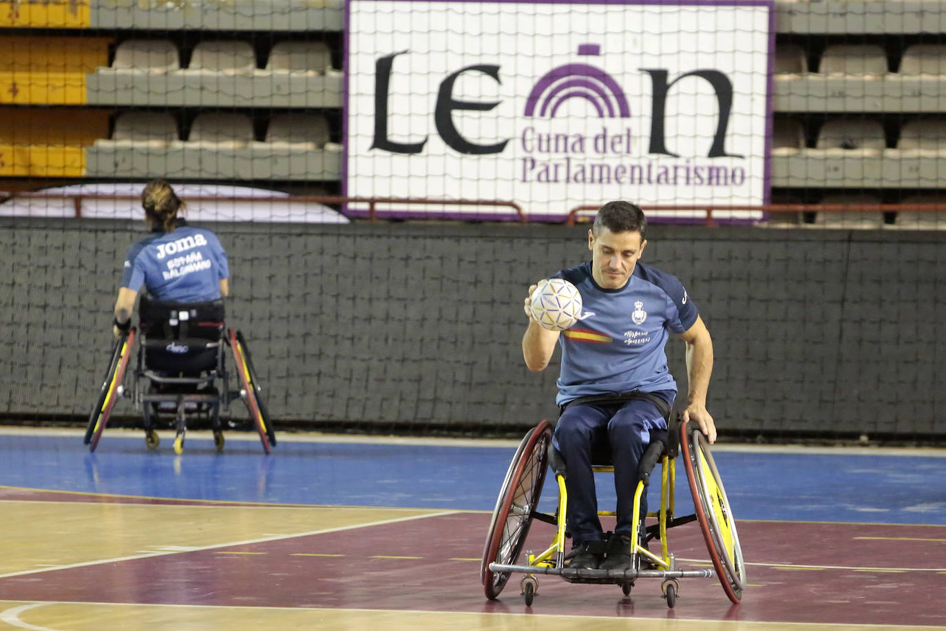 La selección nacional de balonmano en silla de ruedas finaliza su concentración en León antes de acudir al Mundial de Portugal que empieza el viernes