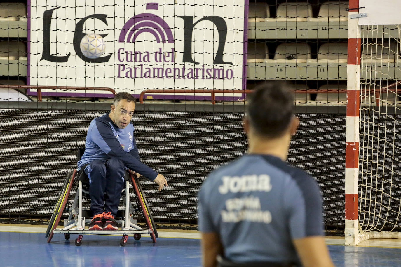 La selección nacional de balonmano en silla de ruedas finaliza su concentración en León antes de acudir al Mundial de Portugal que empieza el viernes