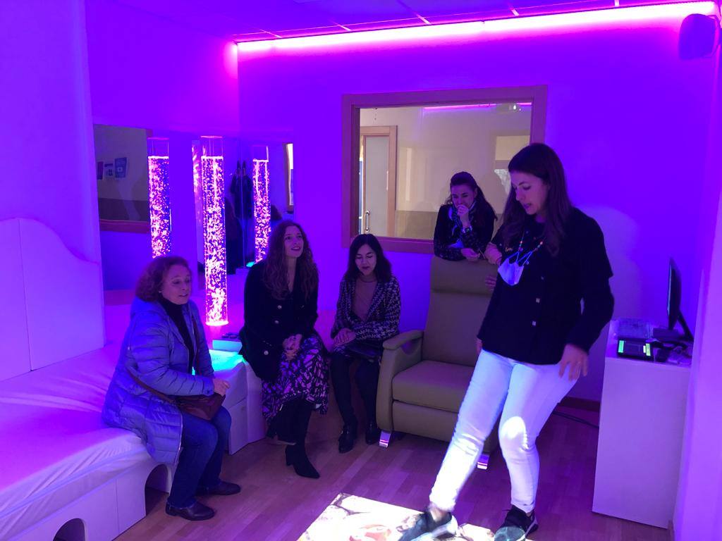la delegada territorial de la Junta en León, Ester Muñoz, durante su visita al Centro de Día 'La Senda' de Salud Mental León. 