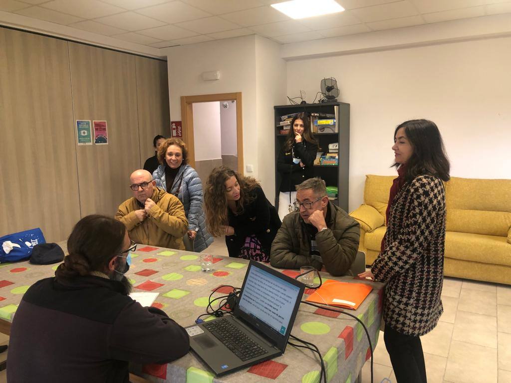 la delegada territorial de la Junta en León, Ester Muñoz, durante su visita al Centro de Día 'La Senda' de Salud Mental León. 