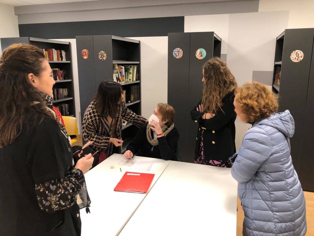 la delegada territorial de la Junta en León, Ester Muñoz, durante su visita al Centro de Día 'La Senda' de Salud Mental León. 