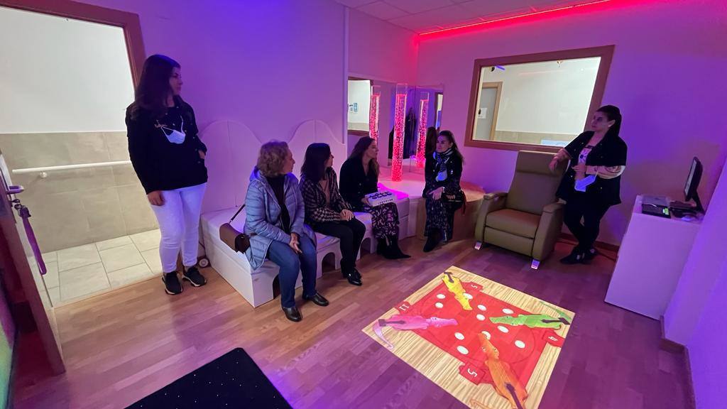 la delegada territorial de la Junta en León, Ester Muñoz, durante su visita al Centro de Día 'La Senda' de Salud Mental León. 