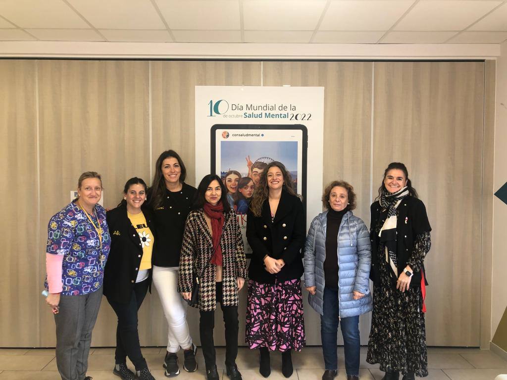 la delegada territorial de la Junta en León, Ester Muñoz, durante su visita al Centro de Día 'La Senda' de Salud Mental León. 