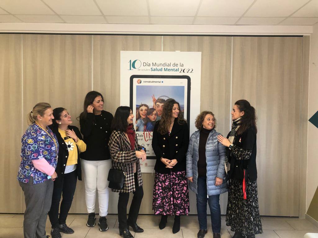 la delegada territorial de la Junta en León, Ester Muñoz, durante su visita al Centro de Día 'La Senda' de Salud Mental León. 