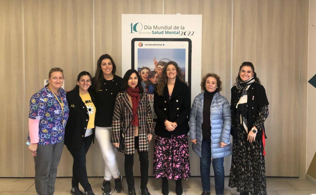 La delegada territorial de la Junta en León, Ester Muñoz, durante su visita al Centro Ocupacional y Laboral «La Senda» de la Asociación Salud Mental León. 